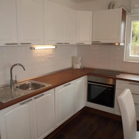 Apartment House Karlo Omis