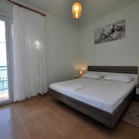 Apartment House Karlo Omis